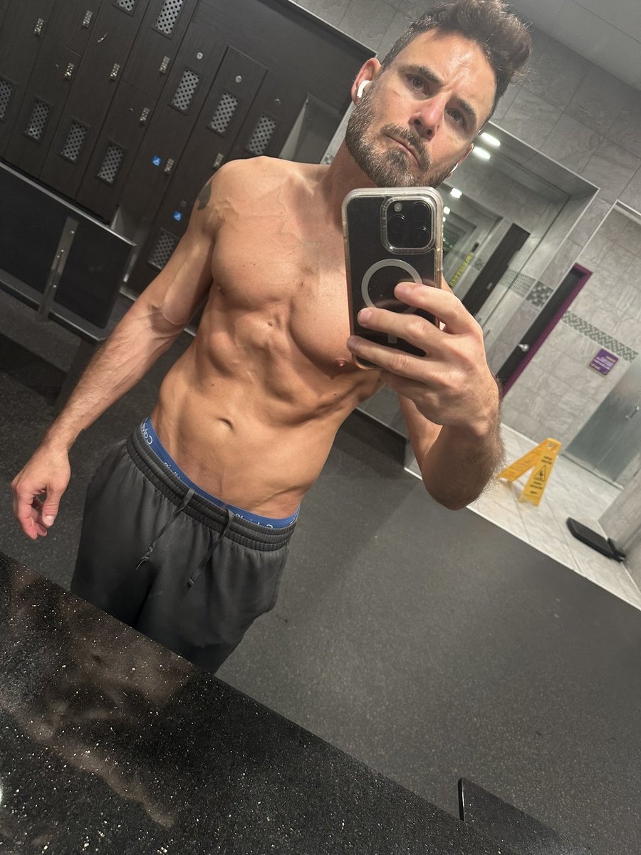 JohnnyKashmere's tweet photo. #Veinity
For once, there was no VAIN MAN taking shirtless selfies in the Men’s LockerRoom…
sooooo
…this VEIN MAN had no choice but to step up! 🆙.
#VeinMan #Vanity https://t.co/p65IUq0DGT