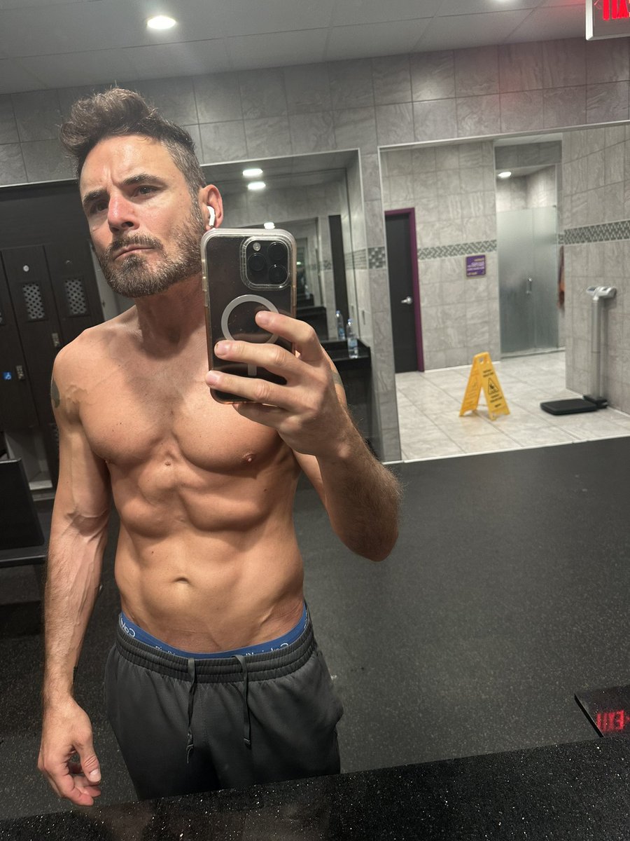 JohnnyKashmere's tweet photo. #Veinity
For once, there was no VAIN MAN taking shirtless selfies in the Men’s LockerRoom…
sooooo
…this VEIN MAN had no choice but to step up! 🆙.
#VeinMan #Vanity https://t.co/p65IUq0DGT