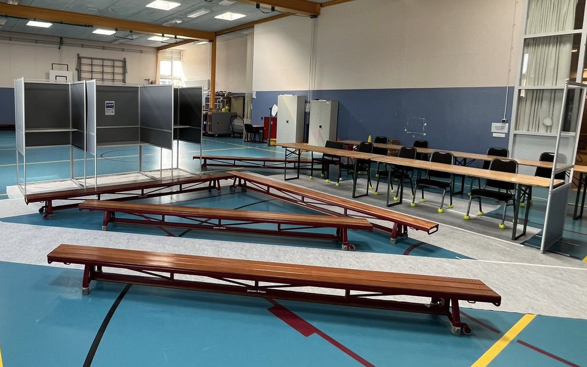 Johanbaljet's tweet photo. Deze week stond in het teken van de Europese verkiezingen. Een mooie samenwerking tussen diverse diensten en partijen. Zo werden o.a. 92 locaties ingericht als stemlocatie, in de topsporthal van Almere werd een tel-locatie voor de stembiljetten ingericht voor meer dan 200 tellers. Een operatie die met militaire precisie werd uitgevoerd. Trots om hier een stukje aan te mogen bijdrage! @almere @JMBgroep @Baljetgroep #teamverkiezingen  #verkiezingenEU #almere #beveiliging