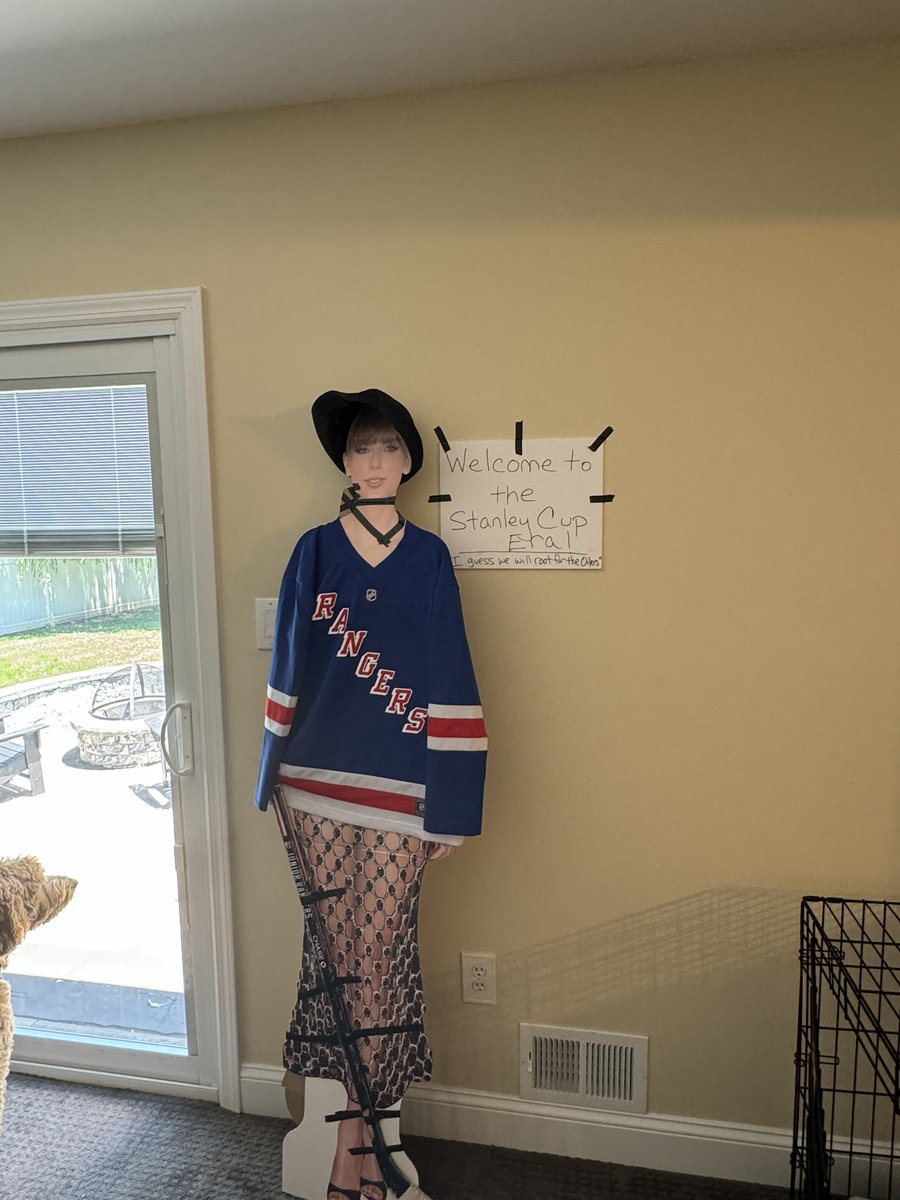TesslMi's tweet photo. @taylorswift13  is ready for #Game1 of the #StanleyCup tonight. She’s very excited for the #StanelyCupEra even if the #Rangers did not make it. She’ll be rooting for the #Oilers and here to greet our guests for our party later 😂🏒 🥅 🎸 @tkelce @mtessler https://t.co/xfUc7Z1Ots