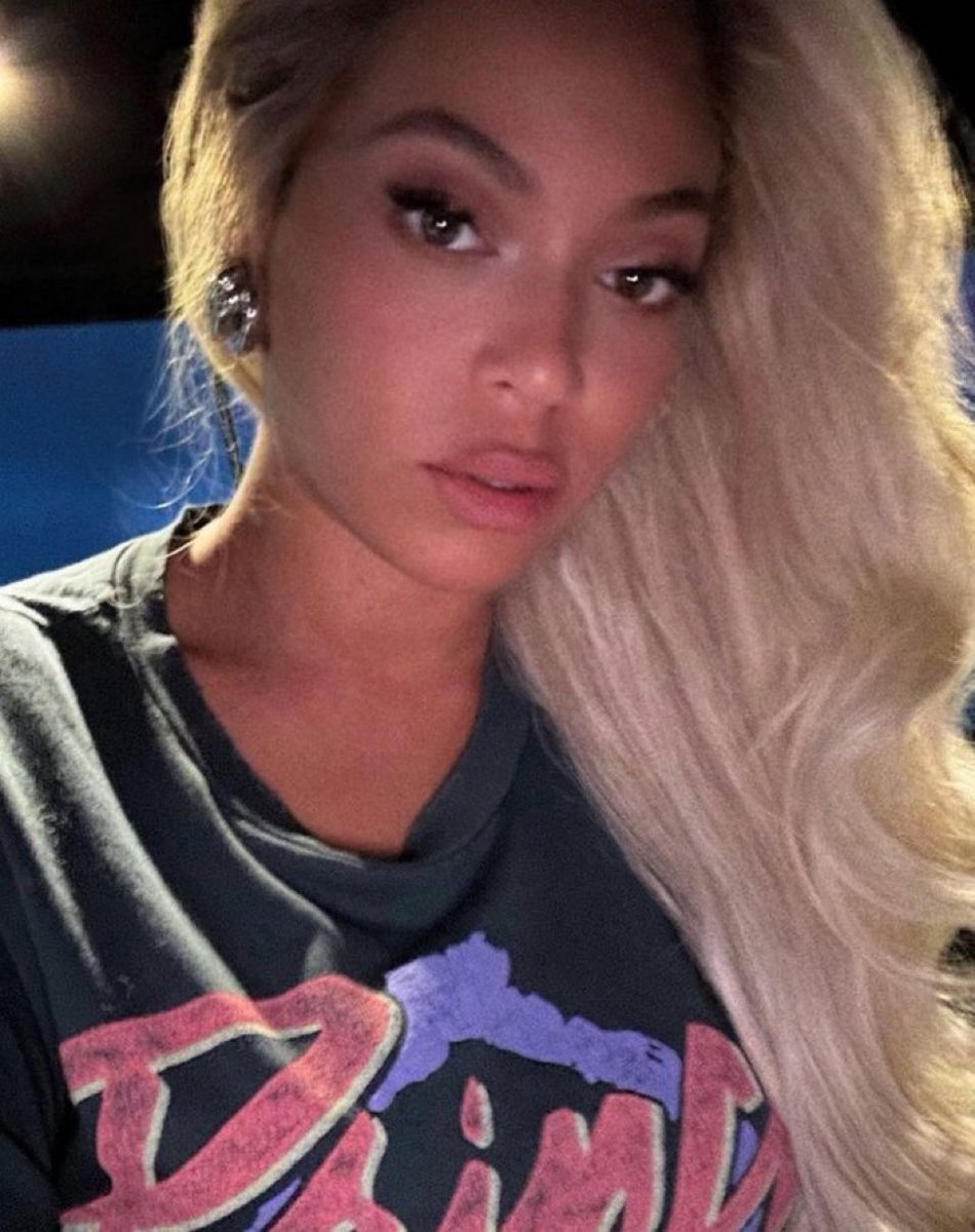 freakumfriz's tweet photo. you wake up from sleep and see her in front of you, what would you do? https://t.co/M2ht9sQBMB