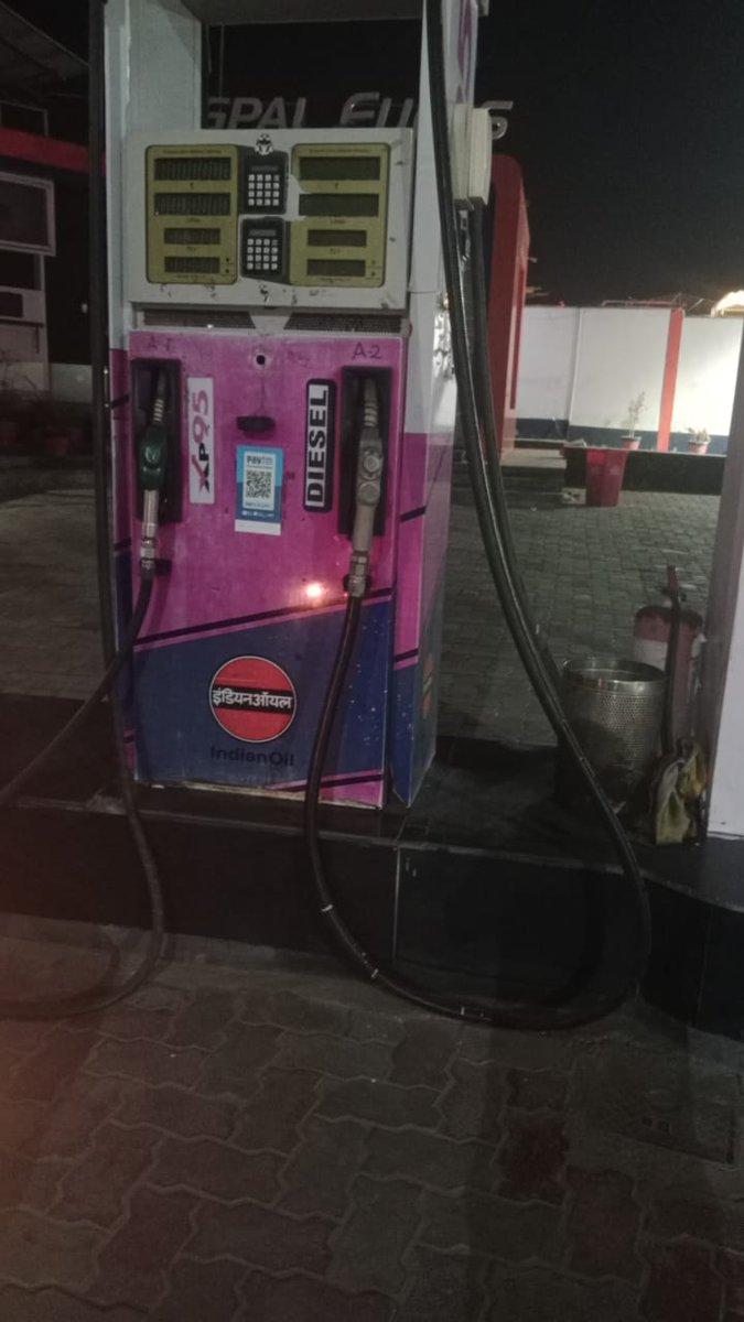 Devkinandan04's tweet photo. मानयोग @IndianOilcl  यह फ़ोटो अबोहर पंजाब pin code 152116 का  हनुमानगढ़ रोड अबोहर रात 10 बजे की है। श्री मान जी कृपया बाज़ार के पंप बंद करने के समय मे तब्दीली की जाए। वरना मुश्किल हालातों में जनता को रात के समय तेल भरवाने में बड़ी समस्या हो रही है। कृपया संज्ञान लिया जाए। https://t.co/AauRBqyDeY