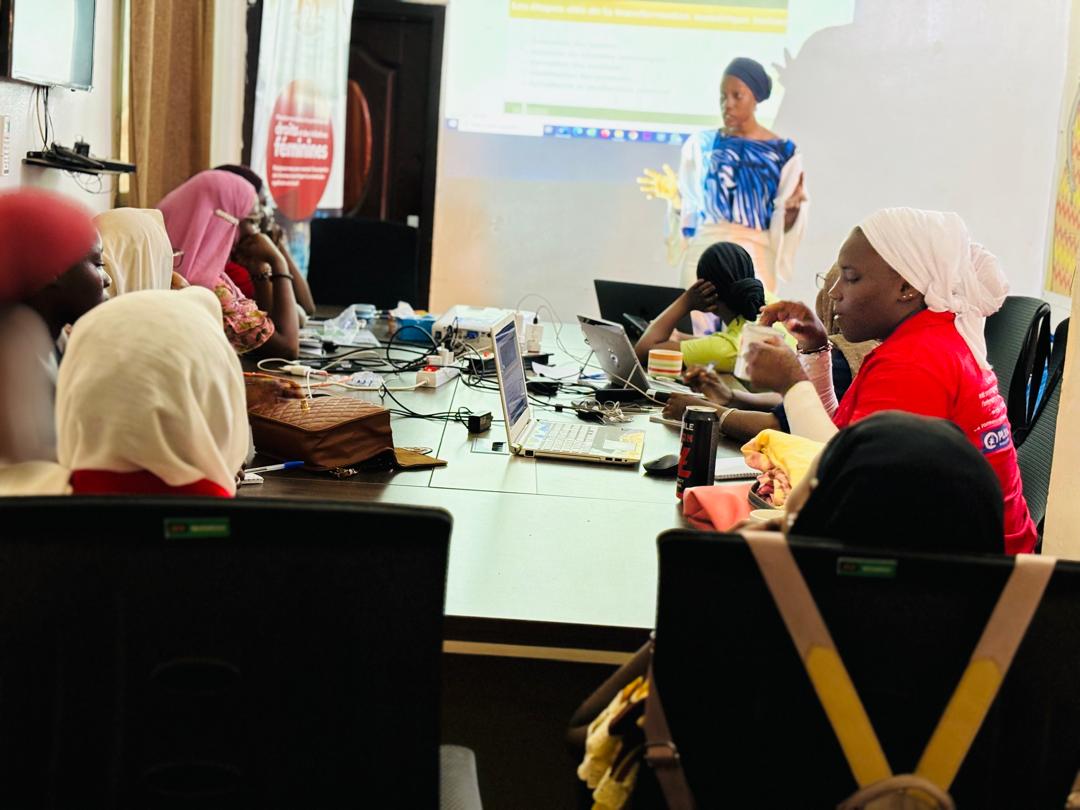 FemAction223's tweet photo. Quelques clichés de la séances de formation  de ce 8juin 2024 sur l’introduction des outils numérique pour la gestions d’entreprise animée par haoussa Kanté. Une session très interactive et participative.

#youthchallenge
#PlanInternational
#FemAction https://t.co/BUvRW1fveh