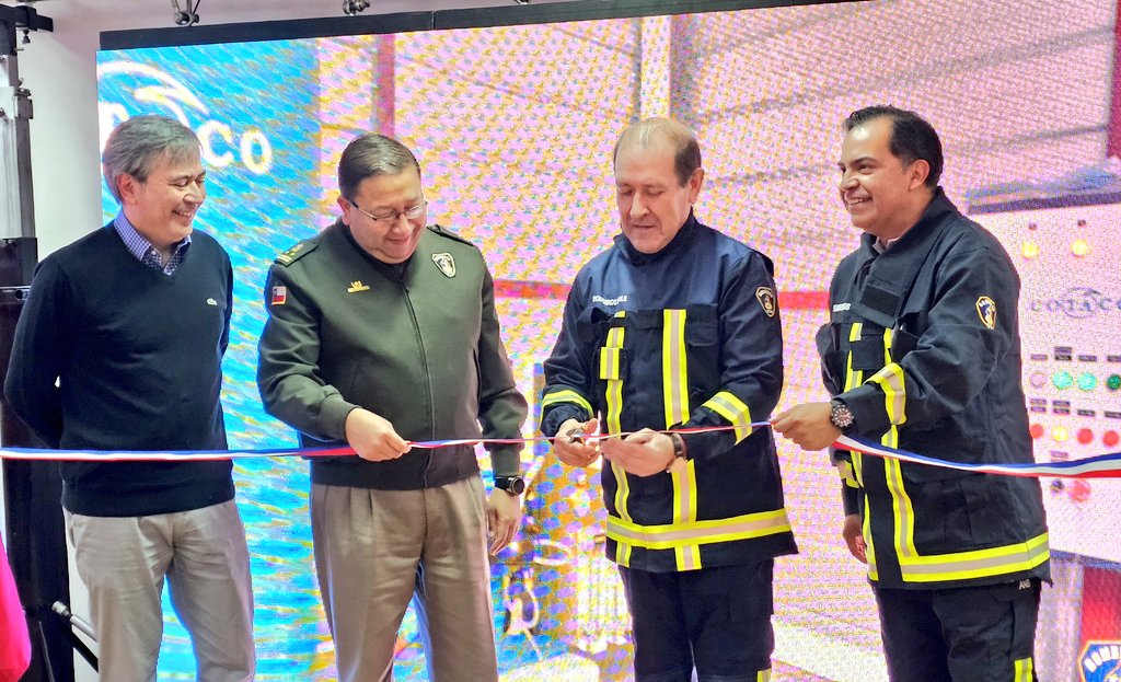 BomberosdeChile's tweet photo. 𝗔𝗡𝗜𝗩𝗘𝗥𝗦𝗔𝗥𝗜𝗢 | En el Campus Central se efectuó la ceremonia por el 36° aniversario de la @ANB_Chile, encabezada por el Presidente Nacional, Juan Carlos Field, acompañado por el Rector, Raúl Montoya. https://t.co/HUYWk2KQ2w