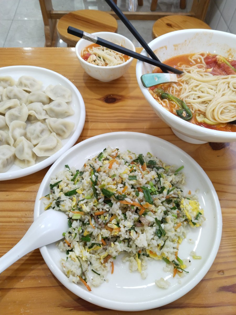 Heleeemartinez's tweet photo. Annie y yo ya comemos comida chinese ❤️ https://t.co/PoFMrgwzEL