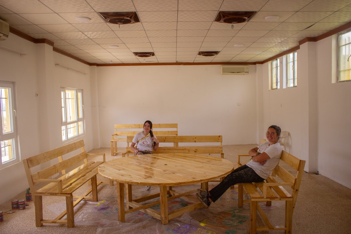 SOSCdOrient's tweet photo. 🇮🇶#Irak – Les volontaires fabriquent des bancs et une table pour la salle des fêtes de #Badaresh.
♥️Avec 276€ vous financez le bois nécessaire à ces constructions. Faites un don : https://t.co/oTYM8C2aFz
#chrétiensdOrient https://t.co/gTbGu2EtEr