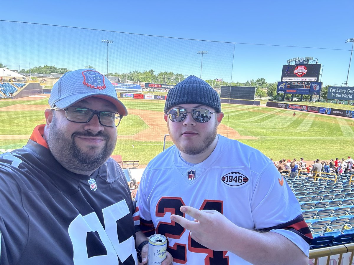 TheRealTimG's tweet photo. @LCCaptains we out here !! Let’s go !! 🧡🤎🐶 @TheRealNoah15 https://t.co/SIt3uyudco