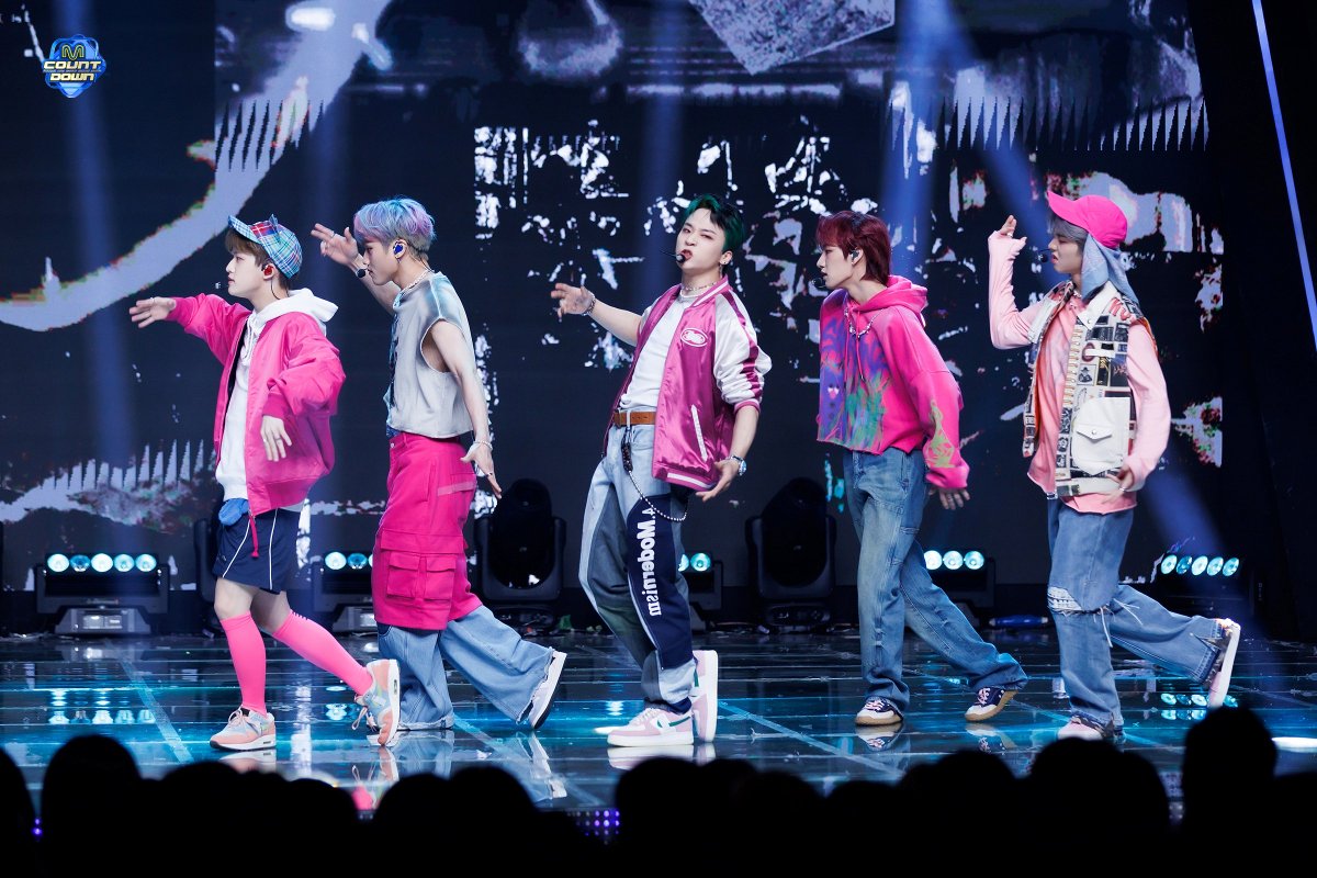 _archive227's tweet photo. [M COUNTDOWN] 240530 엠카 현장을 한 눈에! (출처 : 엠넷 | 네이버 포스트) 

🔗 https://t.co/ZivuIuw4b8

#MCND #엠씨엔디 #X10 #엑스텐 @McndOfficial_ 1/3 https://t.co/w8LAIIxPRa