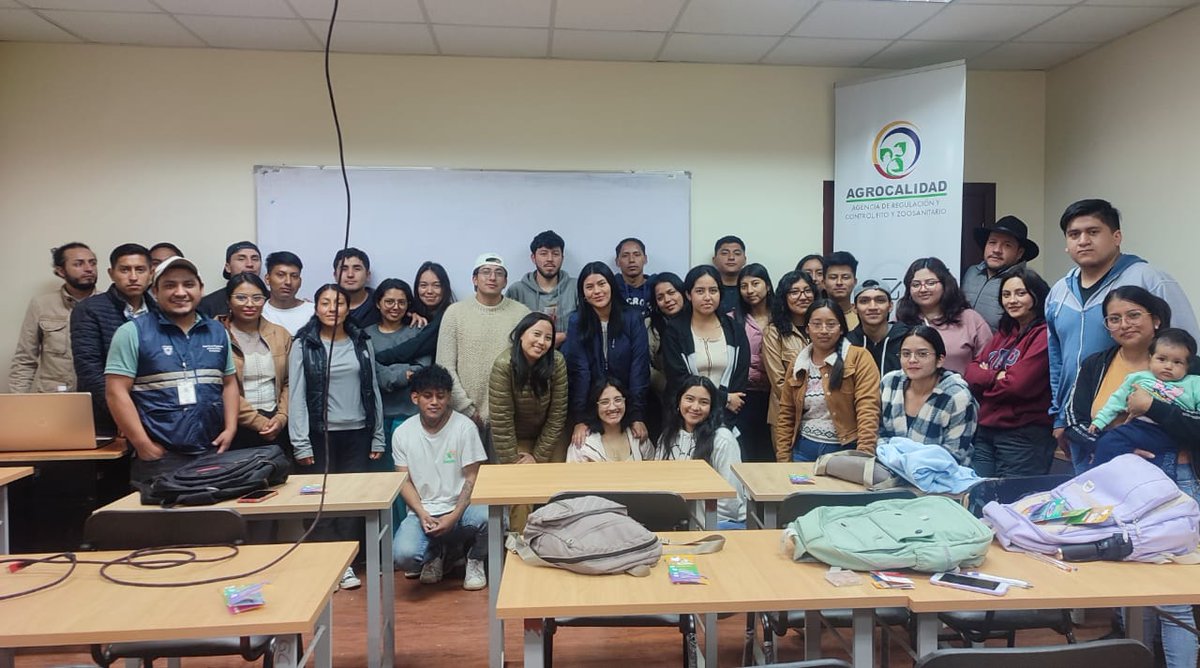 AgrocalidadZ5's tweet photo. #Bolívar | En conmemoración del #DiaMundialDeLaInocuidaDeLosAlimentos, capacitamos sobre inocuidad alimentaria con enfoque en la producción primaria, a estudiantes de medicina veterinaria de la @ueboficial_ec.
#DMIA24 https://t.co/PO3bGsMgSL