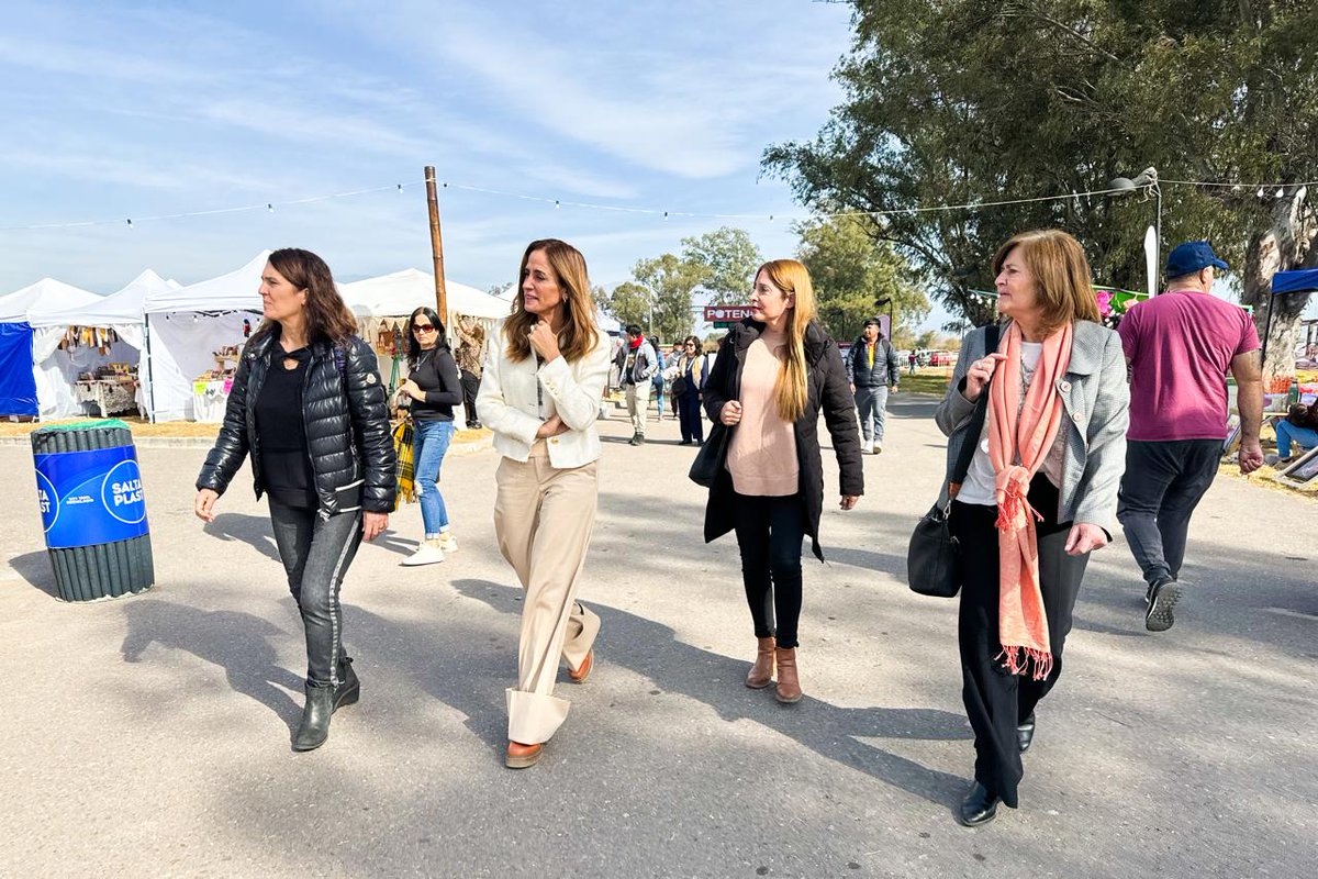vtolosapaz's tweet photo. Esta mañana me reuní con mujeres sindicalistas de Salta en el Sindicato de Luz y Fuerza de la provincia donde analizamos y debatimos el rol del PJ y cómo la participación femenina puede incidir en las transformaciones necesarias para construir una patria más justa, libre y soberana.

Además, recorrimos la Feria de Emprendedores Potencia donde conocimos a productores locales, que hoy cuentan con la maquinaria necesaria para desarrollarse gracias al programa Banco de Herramientas que impulsamos en nuestra gestión en el Ministerio de Desarrollo Social de la Nación.