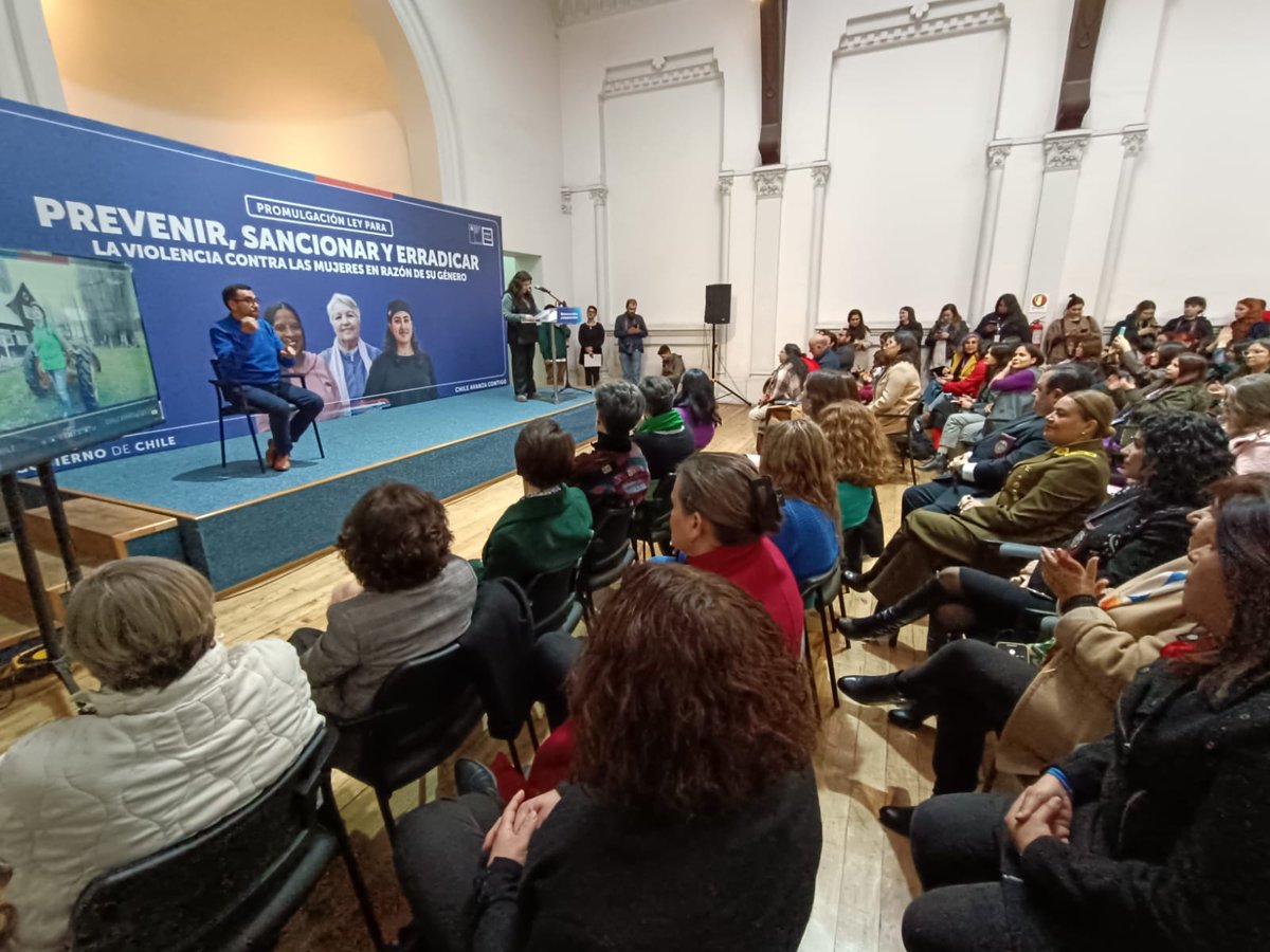 fiscaliaoriente's tweet photo. 🟣En representación del Fiscal Nacional, Fiscal Regional, Lorena Parra asistió junto a Ivonne Sepúlveda, Directora d la unidad especializada d Género a acto d promulgación Ley integral para prevenir, sancionar y erradicar la violencia en contra d las mujeres en razón d su género https://t.co/lss8NmIPuC