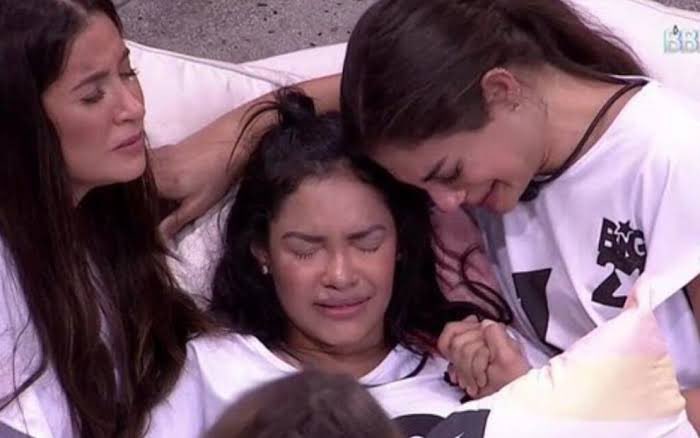 bati o dedo tao forte e errado no trabalho q atingiu o nervo e eu apenas fechei meus olhinhos.. qnd abri tava deitado em duas cadeiras c um medidor de pressão no braço a nuca molhada e sendo velado pelo setor todo exatamente assim