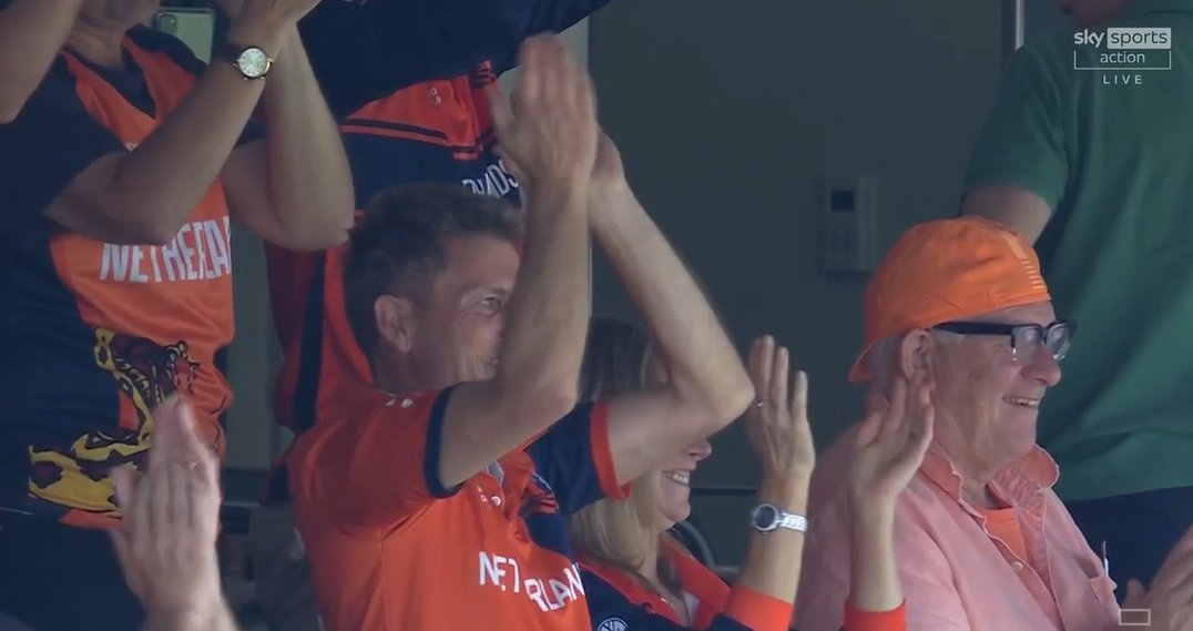 sai_whispers's tweet photo. After 10 overs, South Africa has scored 32 runs with the loss of 4 wickets, with only one boundary by Miller at 8.2 overs. This is an extraordinary bowling effort from the Netherlands.
#T20IWorldCup2024 #NEDvsSA #SAvsNED #CricketinUS #CricketInUSA https://t.co/5yQhFW1oRj