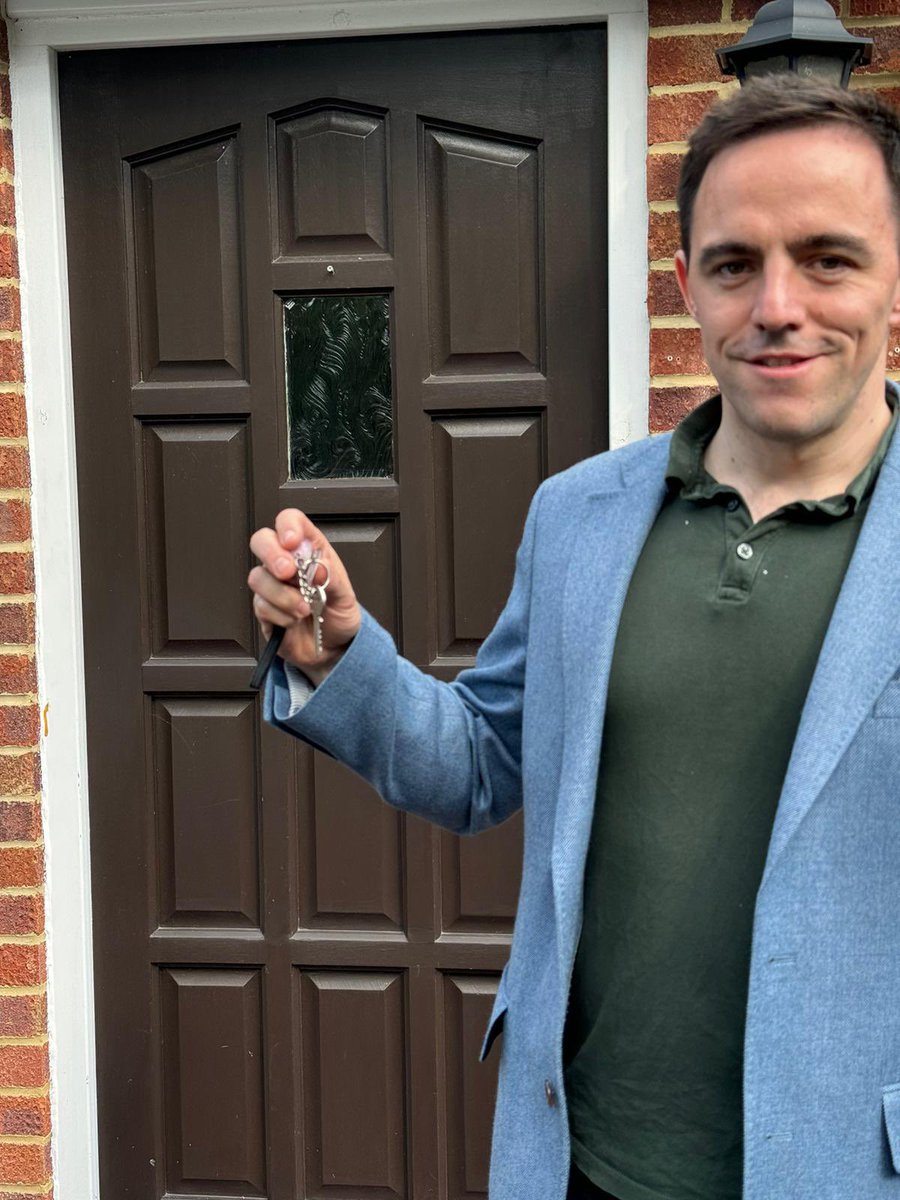 EJ_McGuinness's tweet photo. 🚨PERSONAL NEWS KLAXON🚨

Surrey Heath residents, rightly, expect their MP to be a part of their community. Well as of today I am now a resident of St Paul’s ward! 

As many of you will appreciate Michael Gove stepped down with a short timeframe to select me and it’s hard to get a place so quickly. I’ve said in previous messages my fiancé and I were moving in, and I’m sorry I couldn’t be more explicit on timeframes as I didn’t want to jinx it, but now I am so happy to live here and honoured to stand and represent our great residents!