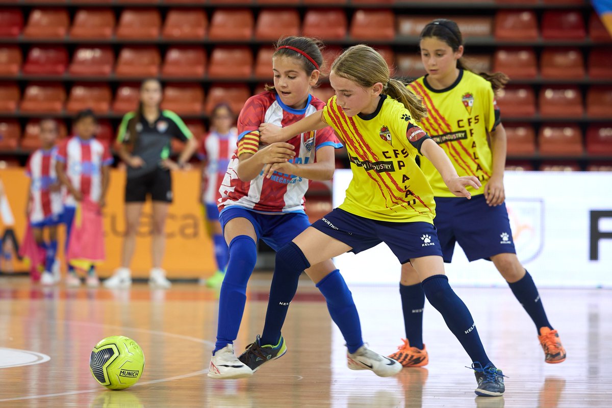 🏆𝐂𝐨𝐩𝐚 𝐂𝐚𝐭𝐚𝐥𝐮𝐧𝐲𝐚 𝐁𝐞𝐧𝐣𝐚𝐦𝐢́ 𝐟𝐞𝐦𝐞𝐧𝐢́ 𝐝𝐞 𝐟𝐮𝐭𝐛𝐨𝐥 𝐬𝐚𝐥𝐚

✅ Triomf amb ofici del <a href="/SJDCFS14/">Sant Joan Despí CFS</a> per guanyar el títol❗️

⚔️ Victòria 🆚 <a href="/cfspalau/">CFS Palau-Solità</a> en la final (2⃣-1⃣)

🔗Crònica, resum i imatges a fcf.cat/noticia/el-san…

#FestaFutbolCatalà #LCFS