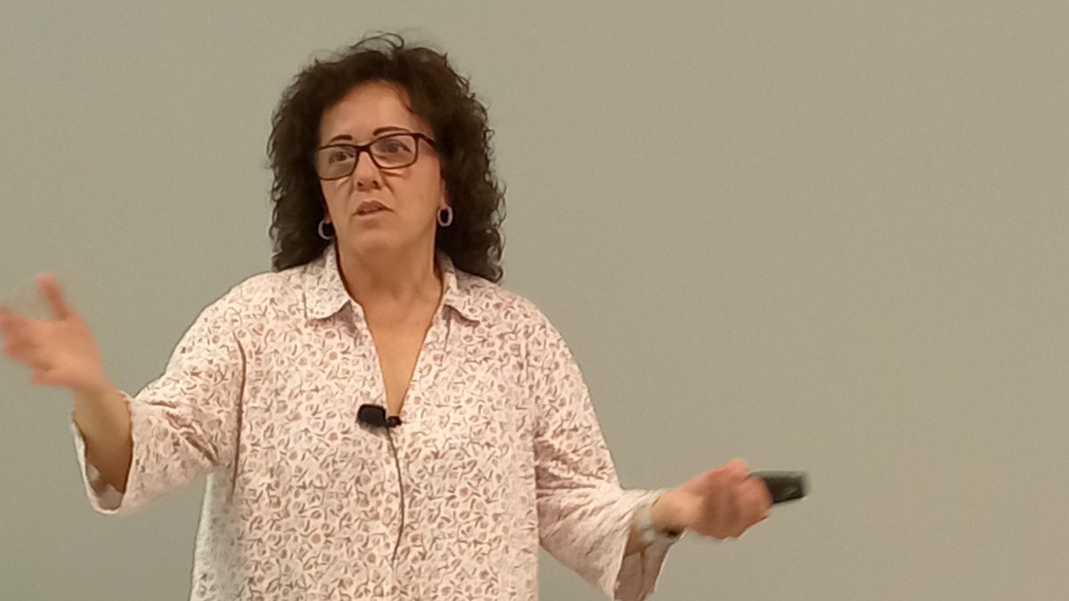 GaiaSistema's tweet photo. Aquest dijous s'ha celebrat a Barcelona el #ComplexitatDay2024, en aquest fil hi trobareu que van explicar-nos els participants sobre la complexitat del genoma, com es pot relacionar activitat neuronal i comportament o com evoluciona el genoma dels virus entre altres temes: https://t.co/wuWKxtuCRM
