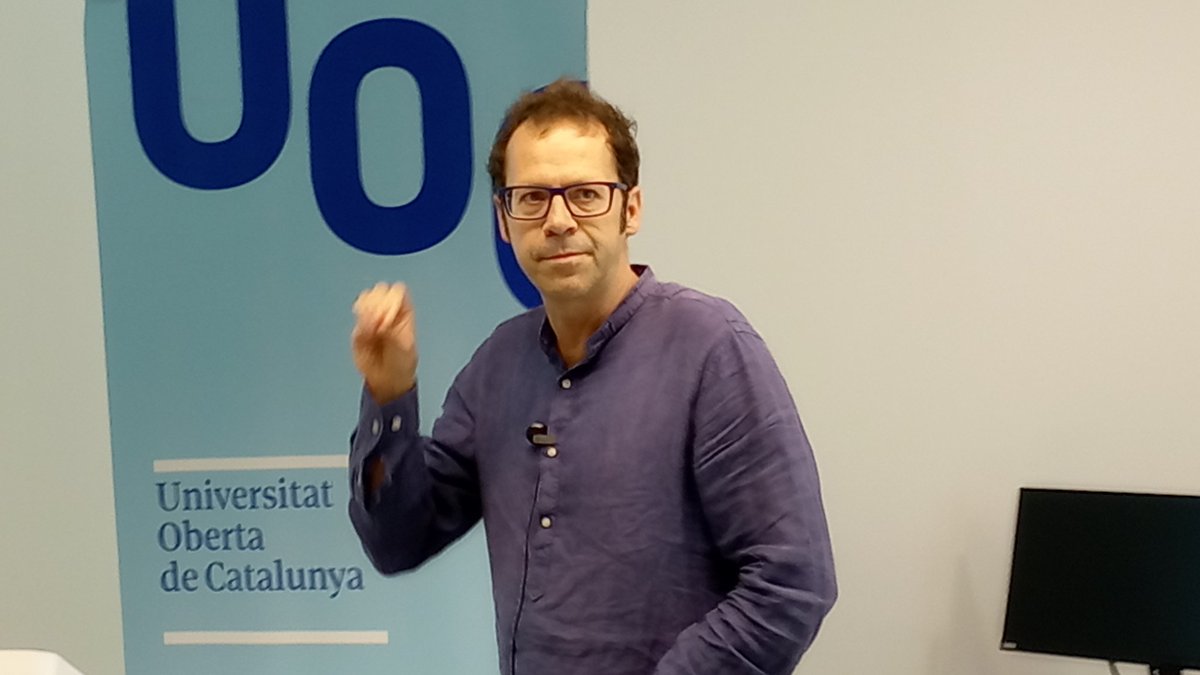 GaiaSistema's tweet photo. Aquest dijous s'ha celebrat a Barcelona el #ComplexitatDay2024, en aquest fil hi trobareu que van explicar-nos els participants sobre la complexitat del genoma, com es pot relacionar activitat neuronal i comportament o com evoluciona el genoma dels virus entre altres temes: https://t.co/wuWKxtuCRM