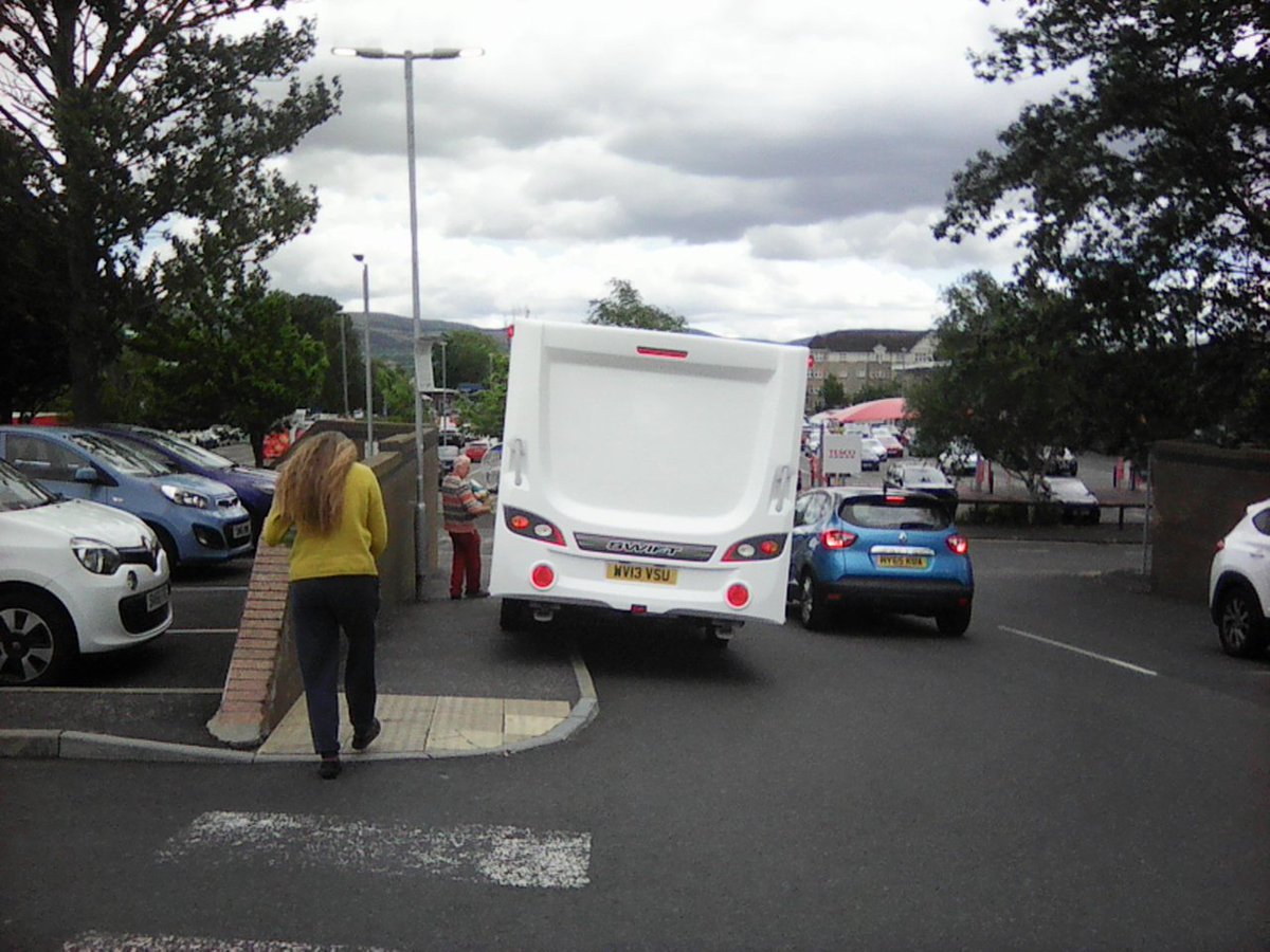CitizenSnagging's tweet photo. Corstorphine Retail Park EH12 15:37 08-06-24 #WV13VSU #PavementParking #badparking #worstdrivers #PavementsForPeople
@SWDMedia
@gdcampaigns
@yplac_ed
@BlatantWatch
@CorstorphineCC
@LivingStreetsEd
@MerseyRoads
(2 pics) NB Footpath on only one side of roadway. https://t.co/uotK4Hnq0m