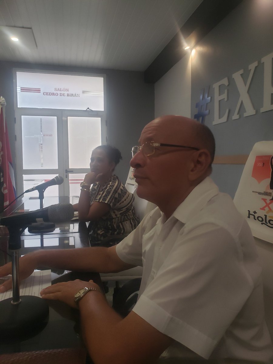 NilcerBatista's tweet photo. El compañero Eliel Gómez Martínez ha sido muy reconocido, muy muy muy RECONOCIDO por sus compañeros de la Sociedad Cultural José Martí en #Holguín al concluir 7 años como presidente de la #SCJM en la provincia, al ser escogido para presidir la #UNEAC https://t.co/oRX4Hcq5Pb