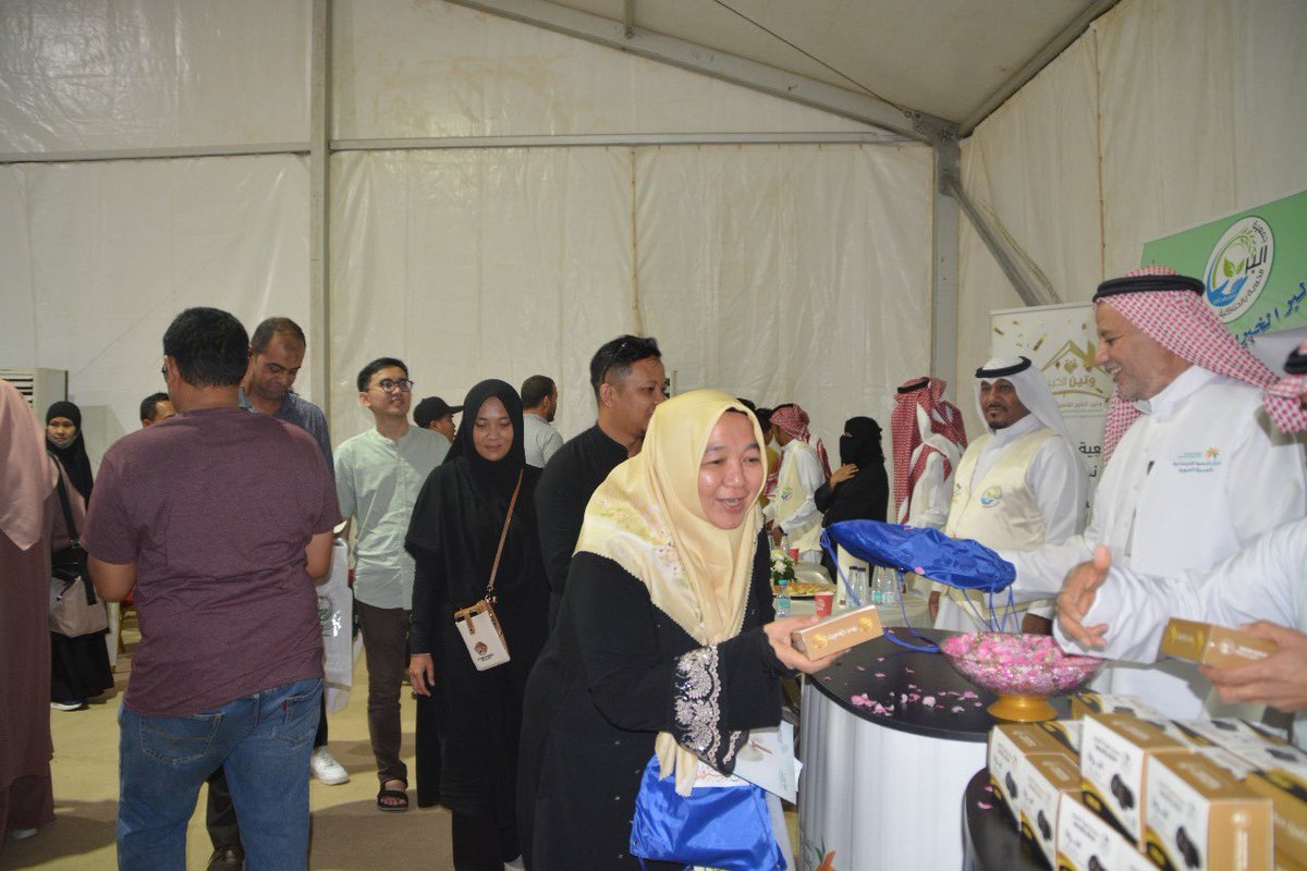 مشـاركة جـمعية الـبر الخيرية بمركز استقبال الحجاج بـ #محافظة_الحناكية  والذي يواصل تقديم خدماته لضيوف_الرحمن علي مدار الساعه وذلك بناء على توجيهات القيادة الحكيمة ومتابعة وتوجيهات سمو أمير منطقة المدينة المنورة، وسمو نائبه حفظهم الله و أشراف سعادة محافظ الحناكية.