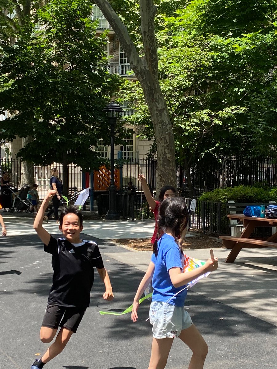 CaedmonFourth's tweet photo. #CaedmonGrade4 flies kites at our annual End of Year picnic! The year has just flown by! 🪁 

#TheCaedmonStory #CaedmonCommunity #JohnJayPark #kiteflying https://t.co/GeW2Tfkk44