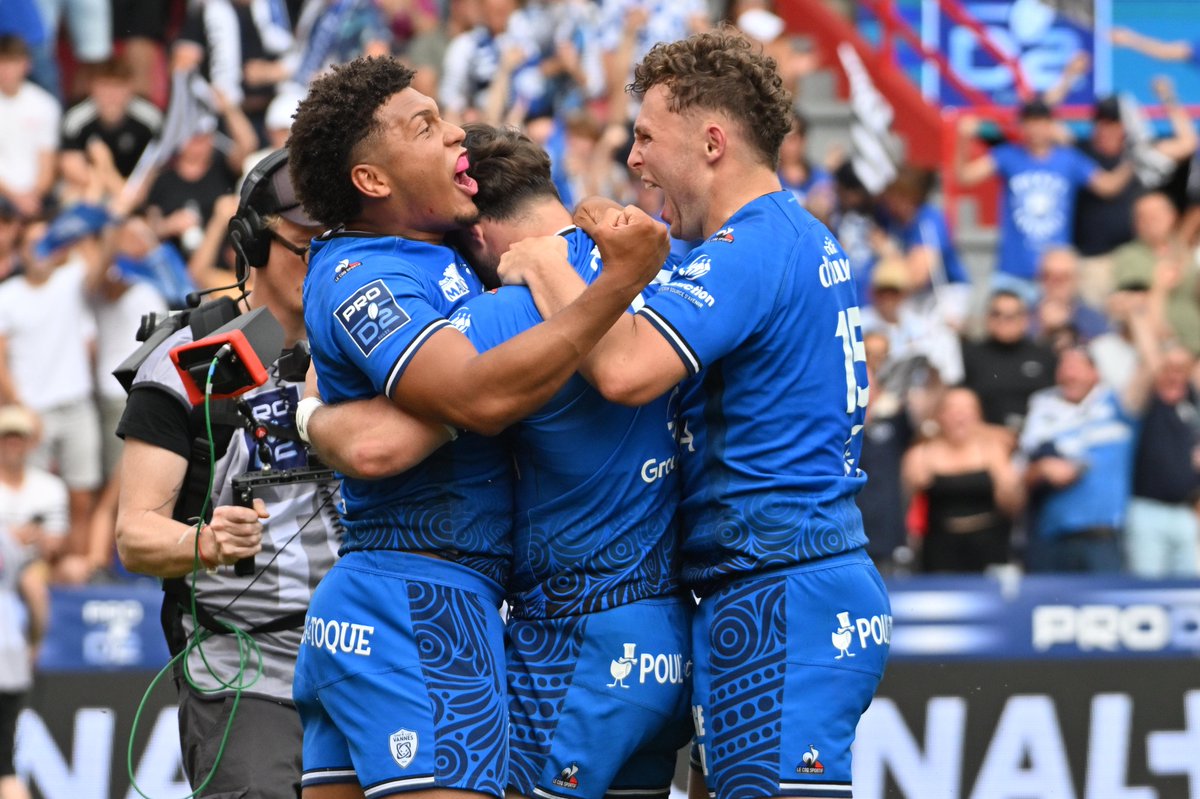 sports_ouest's tweet photo. HISTORIQUE ! Le #RCV emmène la #Bretagne en  #Top14 #Rugby #BZH #Vannes 🔥🔥🏉🏉🏉🔥🔥 https://t.co/ZdWiW1AAQ6 https://t.co/dg0quo4ZNf