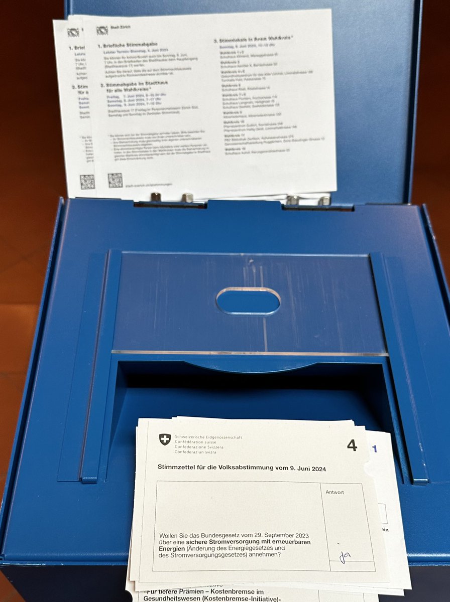 Nach der politisch erzwungenen Pause mit 3x nein bei der Ablehnung der Solar-Rappen Initiative am 24. 9. 2000 geht es in der Schweiz nach 24 Jahren weiter bei der Energiewende. Wir Schweizer stehen früh auf, aber erwachen spät. 
Jetzt gehen wir ja alle Abstimmen!
#StromgesetzJA