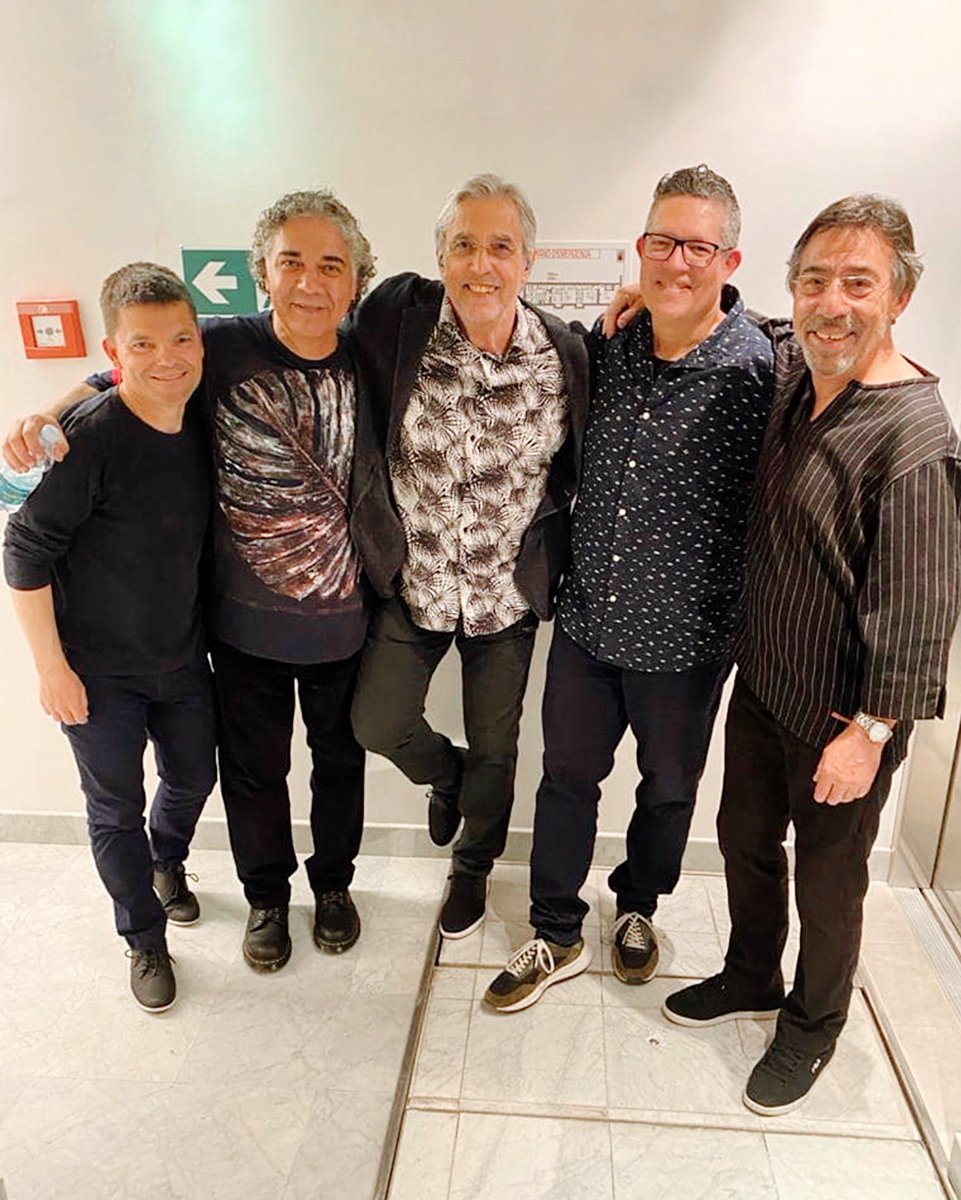 ivanlinsoficial's tweet photo. Daqui a pouco, no palco do magnífico #TheatroCirco, aqui em Braga, com essa turma da pesada. Todo mundo lá!
#ivanlins #agentemereceserfeliz #bragapt🇵🇹 https://t.co/mItNA5iSKf