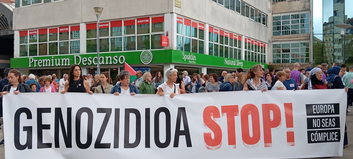 itxaurdi's tweet image. Palestinaren aldeko Iruñeko manifestazioa jendetsuan, Saharako Errepublika Arabiar Demokratikoak Nafarroan duen ordezkari ordearekin, Mohamed Gailanirekin, zeren haien borroka gure borroka ere bada; borroka bakarra izarren azpian #Freepalestine #FreeSahara Bakea ta antifaxismoa!