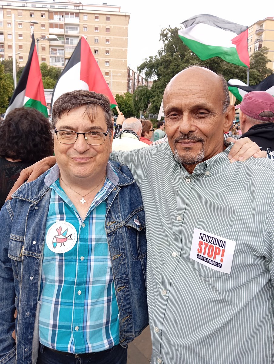 itxaurdi's tweet image. Palestinaren aldeko Iruñeko manifestazioa jendetsuan, Saharako Errepublika Arabiar Demokratikoak Nafarroan duen ordezkari ordearekin, Mohamed Gailanirekin, zeren haien borroka gure borroka ere bada; borroka bakarra izarren azpian #Freepalestine #FreeSahara Bakea ta antifaxismoa!