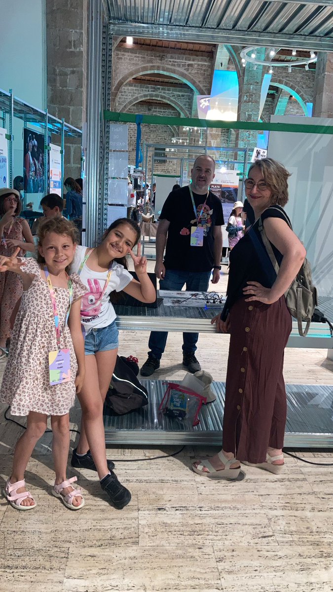 marc_gudel's tweet photo. Dobles finalistes als @mSchools_MWC amb els projectes:
☔️ https://t.co/ZzNwlAYq5n
🧒https://t.co/EfQt8wNTkY
No hem guanyat, però ningú ens traurà l'orgull que sentim pels nostres alumnes i l'equip de mestres de @EscolaPalma  
#Equipaso #9barris https://t.co/O0SGNKx5k3