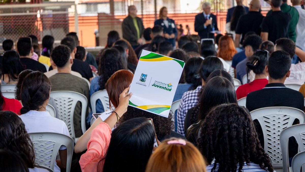 RafaelRamirezC's tweet photo. Resumen de nuestra mañana de hoy: jóvenes, capacitación y alianzas con @infourbe. 

+250 chamos se capacitarán en: ✅ informática, contabilidad, fotografía, oratoria y marketing; talleres dictados gracias al esfuerzo conjunto entre esta casa de estudio y el @imjuvenmcbo. 

Siempre brindándole a los muchachos herramientas que los ayuden a labrar su futuro. Aquí una muestra.