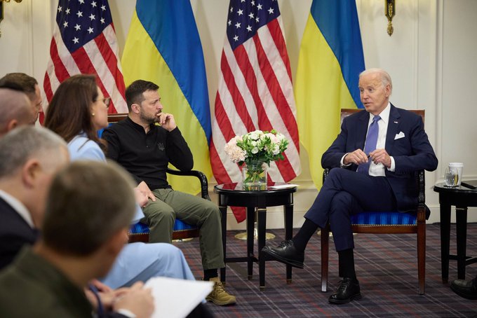 An important meeting between Presidents 🇺🇦
<a href="/ZelenskyyUa/">Volodymyr Zelenskyy / Володимир Зеленський</a> <a href="/POTUS/">President Donald J. Trump</a> in Paris. The USA side announced a new package of assistance. We are extremely grateful to our American partners for their invaluable support. <a href="/ZelenskyyUa/">Volodymyr Zelenskyy / Володимир Зеленський</a> also emphasized the importance of bolstering the defense .