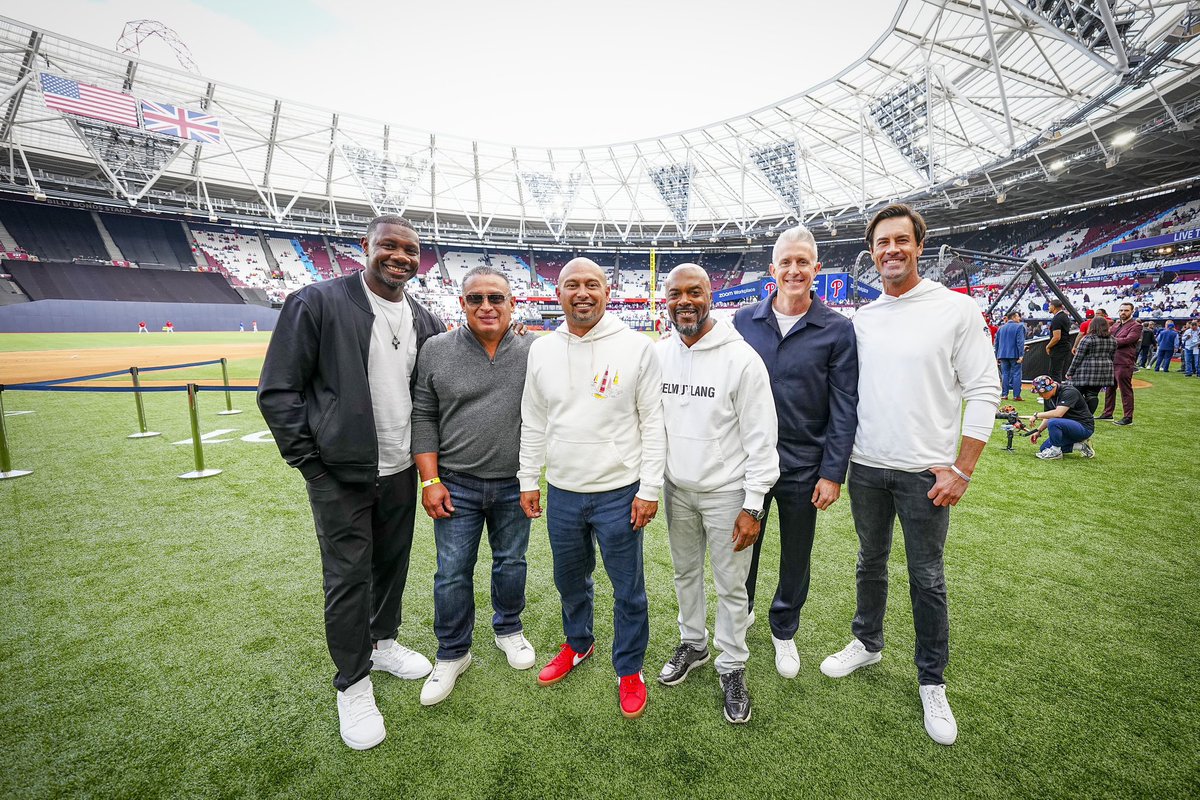 klang006's tweet photo. This makes my heart so happy to see these guys back together again. #Londonseries #Phillies #Philadelphiaphillies #08worldchampes!!! ❤️💙⚾️ https://t.co/LiZpRVW2XJ
