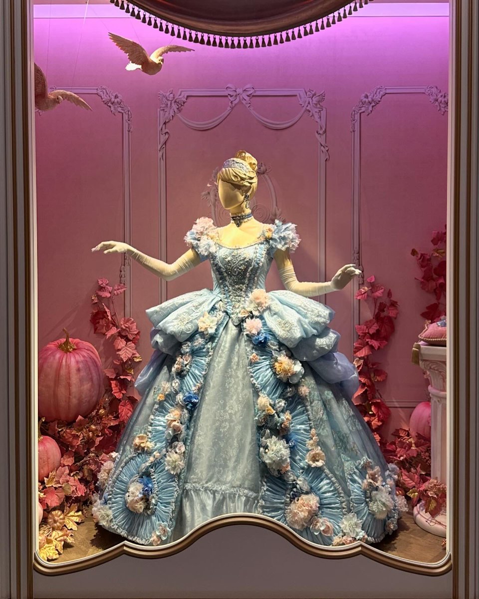 TyrannyOfStyle's tweet image. I’m so incredibly proud of how beautifully this Princess display came together for the Fantasy Springs Grand Chateau.