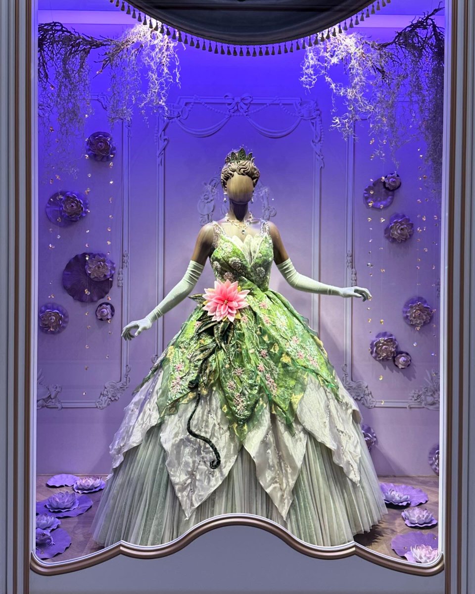 TyrannyOfStyle's tweet image. I’m so incredibly proud of how beautifully this Princess display came together for the Fantasy Springs Grand Chateau.