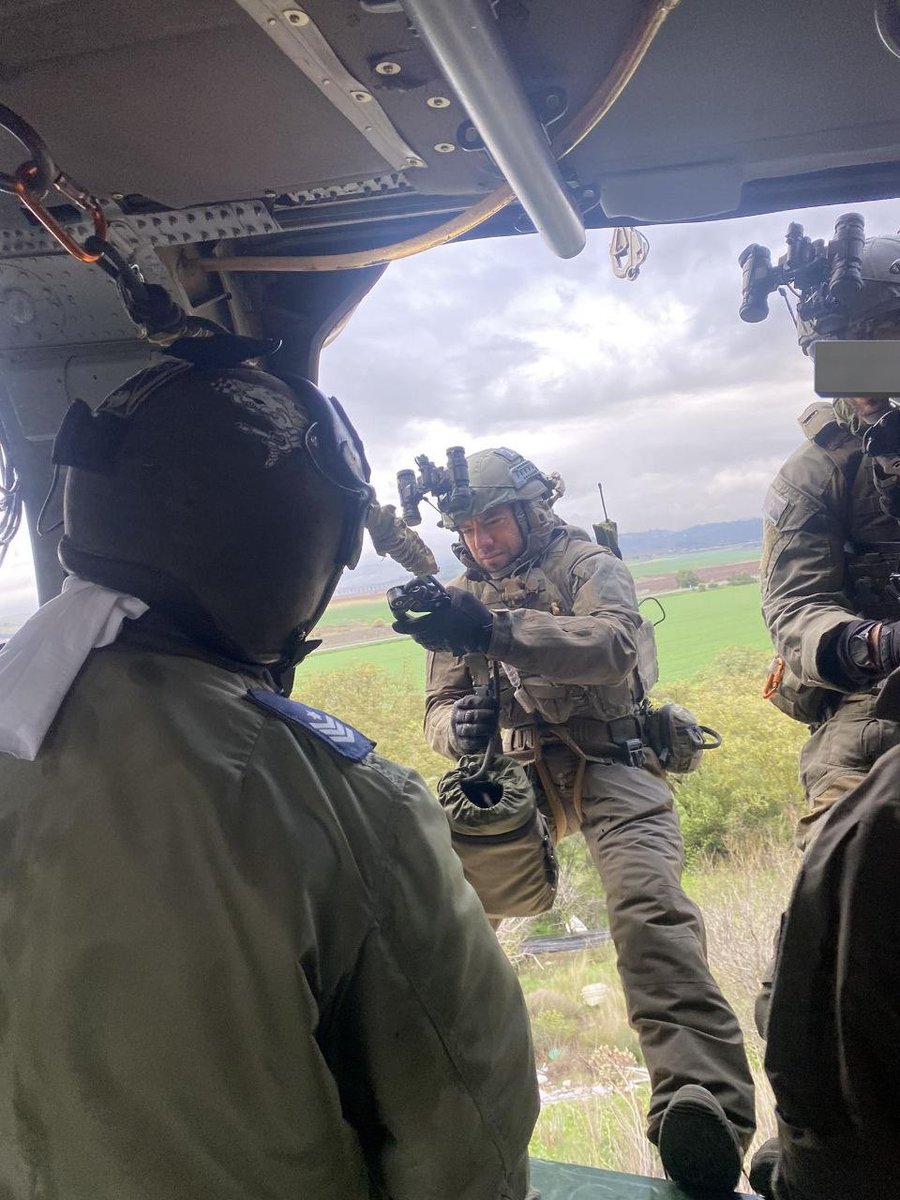 🔴צה״ל משנה את שם המבצע לחילוץ חטופים והוא יקרא ״מבצע ארנון״🔴
המבצע יקרא על שמו פקד ארנון זמורה ז״ל, מפקד בימ״מ שנפל במהלך חילוץ החטופים והציל את החיים של החטופים.

פקד ארנון זמורה אחד מהלוחמים הוותיקים של הימ״מ, היה בצוות ״הקופים״, אלו שקופצים מהגגות לחלץ את בני הערובה. תמיד