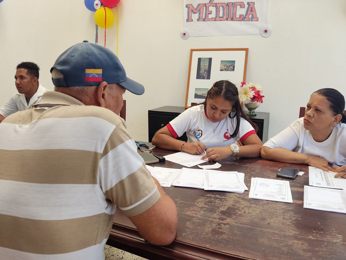 #Entérate | En el Consultorio Médico, José Gregorio Hernández, se llevó a cabo una jornada de atención integral para beneficiar a los trabajadores activos y jubilados del Complejo Salinero de Araya. 
#SíVaNico 

<a href="/NicolasMaduro/">Nicolás Maduro</a>
@GPintoVzla