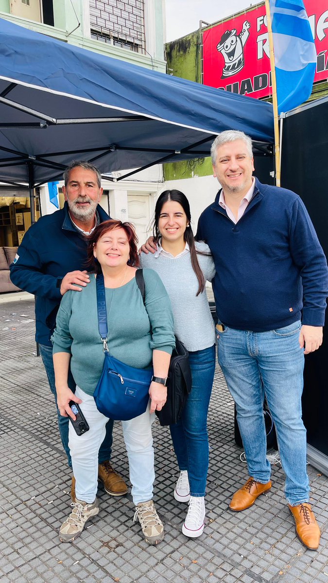 adribalcarcel's tweet photo. Acompañando la militancia de sábado de @JovenesVN en Paso Molino. 

Nos encontramos con @D_Martinez71 y @_RodriguezJuan_ , y estuvimos charlando sobre las preocupaciones de los vecinos. ¡Seguimos Sumando 🔵!

#LauraRaffo #HagamosHistoria https://t.co/e5gYCZXjf3