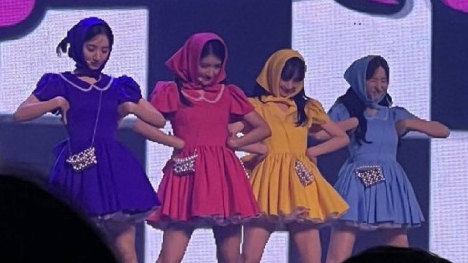 看黑隊表情就知道小不點恥度有多高😍