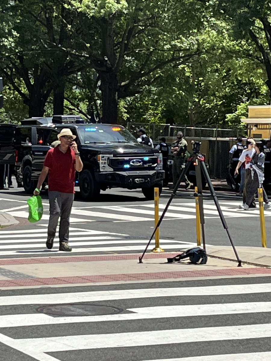 ClarkHickman's tweet photo. Near riot conditions at the White House. Trying to get to airport and am safe, but since all rods closed, thank goodness for Metro. https://t.co/ZmMita0xNI