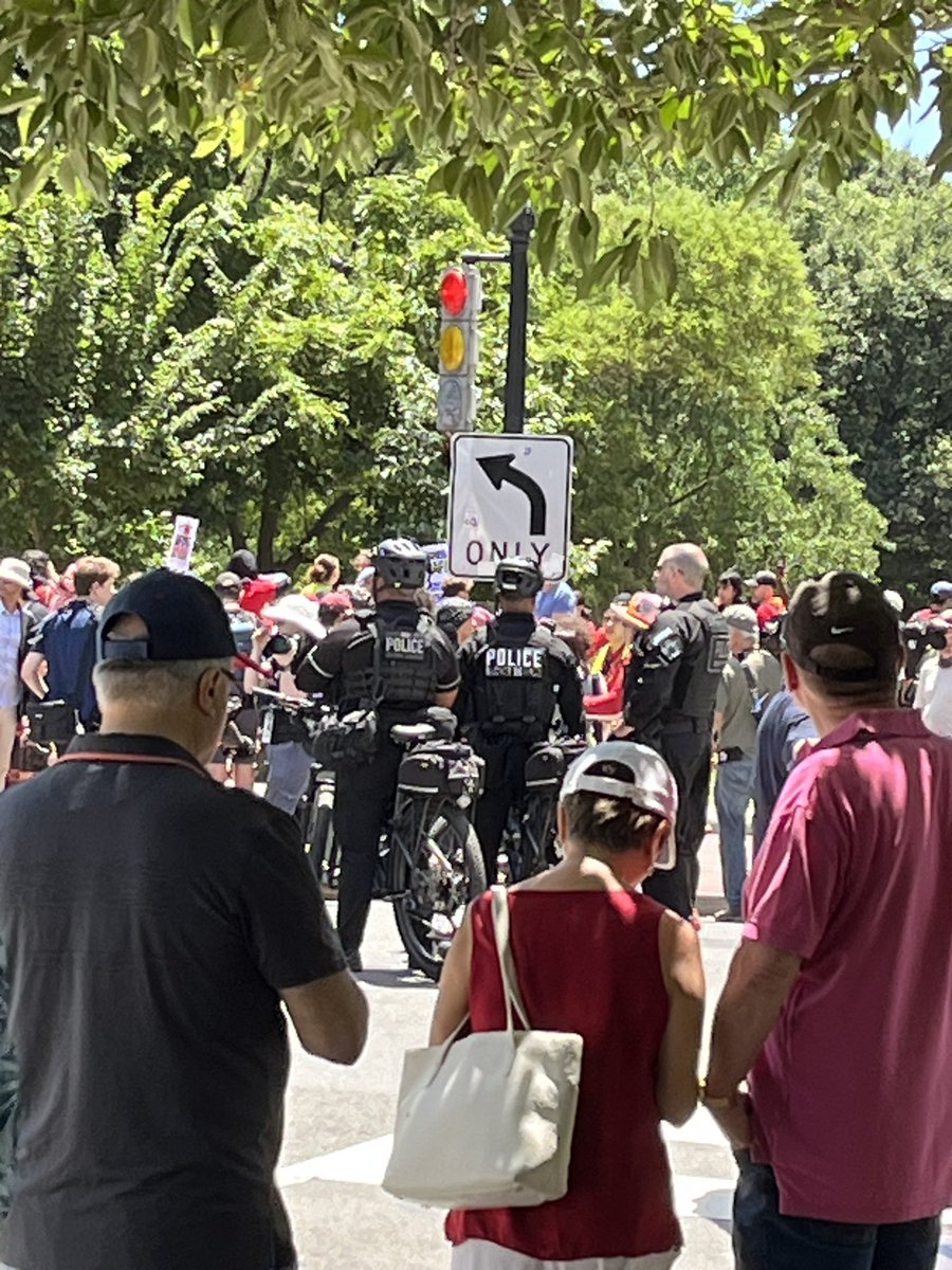 ClarkHickman's tweet photo. Near riot conditions at the White House. Trying to get to airport and am safe, but since all rods closed, thank goodness for Metro. https://t.co/ZmMita0xNI