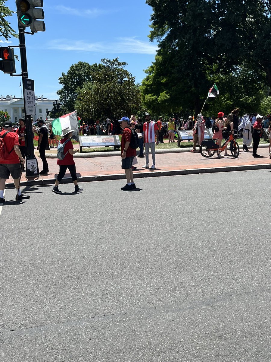 ClarkHickman's tweet photo. Near riot conditions at the White House. Trying to get to airport and am safe, but since all rods closed, thank goodness for Metro. https://t.co/ZmMita0xNI