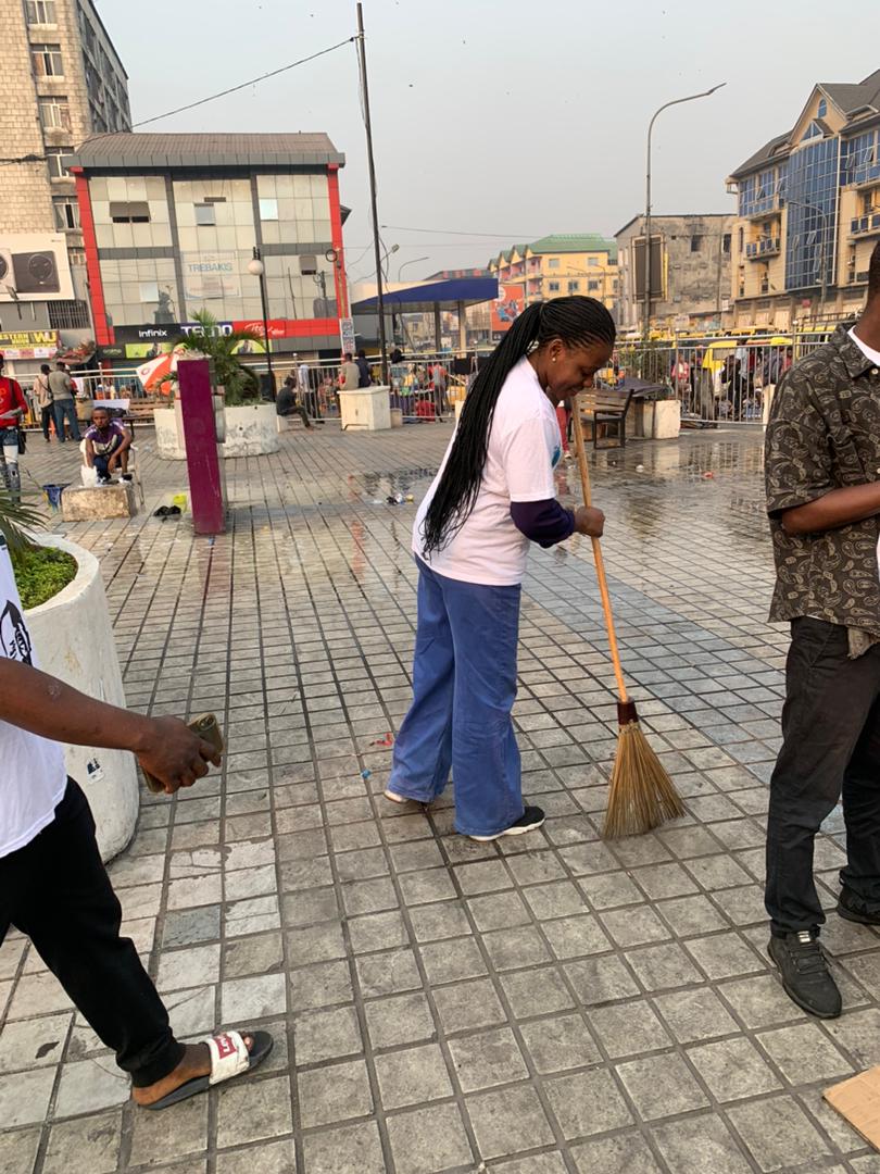 LimpokoT's tweet photo. L'échec de ce régime c'est de justifier ses erreurs par les erreurs du régime politique précédent.
Aujourd'hui l'insalubrité dans la ville de Kinshasa dépasse le temps de #Kimbuta .
Gouverneur #affairiste .
Bourgmestre de #mariage...
Police collecte #500FC de salongo... https://t.co/jFIqcPdSXb