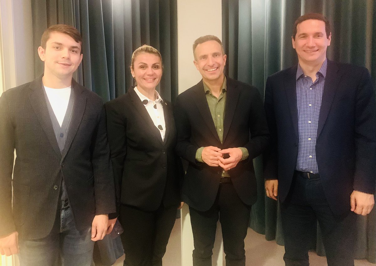 Тимот на ВМРО-ДПМНЕ кај владејачката <a href="/moderaterna/">Moderaterna</a> партија во Шведска 🇲🇰🇸🇪.  

Заедно со <a href="/tomastobe/">Tomas Tobé</a>, пратеник во Европскиот парламент и носител на листа за утрешните избори. 

Одлична средба.  Среќно утре на изборите!!
