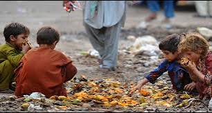Khizar6260's tweet photo. بھوک دنیا کا سب سے بڑا مسئلہ ہے ۔۔۔ 
رزق اللہ کی تقسیم ہے لیکن دنیا میں کچھ لوگوں نے وسائل پر قبضہ کر لیا ہے جس کی وجہ بھوک نے ڈیرے ڈال لئے ہیں یہاں ایسے خاندان بھی ہیں جو 24 گھنٹوں میں ایک بار بھی پیٹ بھر کر نہیں کھا سکتے۔
اے لوگو کفن میں جیب نہیں ہوتی اپنی آخرت سنوار لو 
🙏🙏 https://t.co/P28Ucn2n1Y