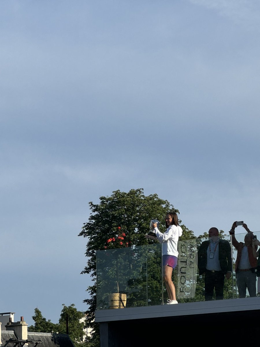 SamsBiceps's tweet photo. I was just unwinding after a really fun day at @rolandgarros and Iga was out here flashing the trophy to the fans. Queen! https://t.co/ZMAoduQZFQ