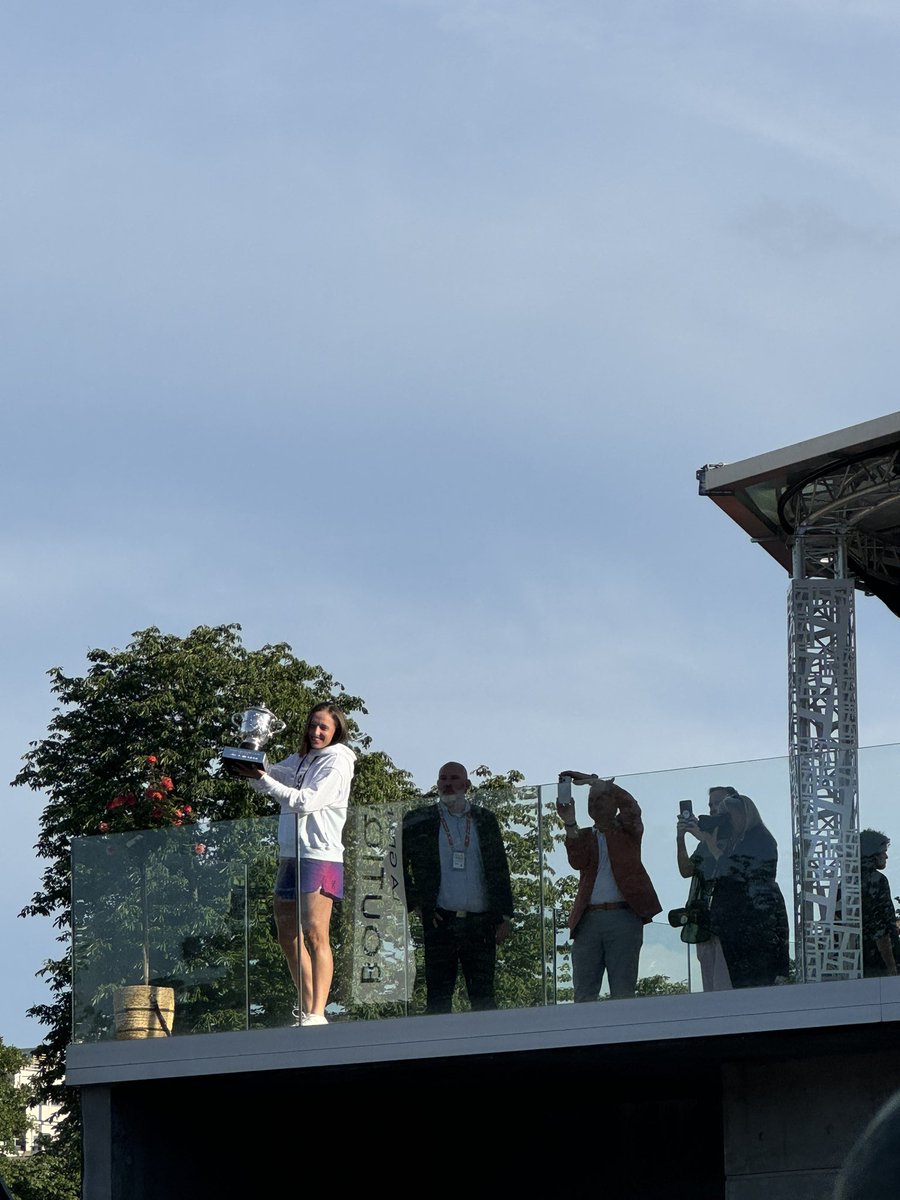 SamsBiceps's tweet photo. I was just unwinding after a really fun day at @rolandgarros and Iga was out here flashing the trophy to the fans. Queen! https://t.co/ZMAoduQZFQ