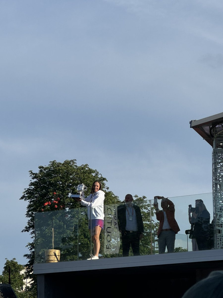 I was just unwinding after a really fun day at <a href="/rolandgarros/">Roland-Garros</a> and Iga was out here flashing the trophy to the fans. Queen!