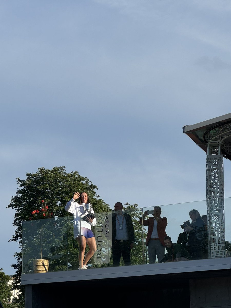 SamsBiceps's tweet photo. I was just unwinding after a really fun day at @rolandgarros and Iga was out here flashing the trophy to the fans. Queen! https://t.co/ZMAoduQZFQ